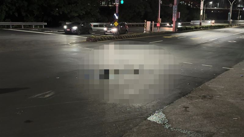 車禍現場留下機車碎片及大片血跡，讓人怵目驚心。（圖／翻攝畫面）