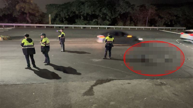 簡男雖有戴安全帽，但強大的撞擊力道仍造成頭部重創，送醫不治。（圖／翻攝畫面）