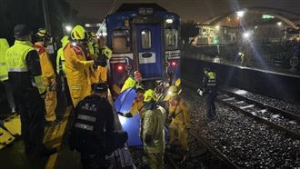 基隆男跳軌道　慘遭區間車撞上慘死