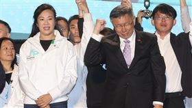 柯文哲宣布敗選　感謝支持者一路相挺台灣民眾黨正副總統候選人柯文哲（前右）、吳欣盈（前左）13日晚間在新北市新莊競選總部承認敗選，台下支持者持續高喊「柯文哲」，柯文哲則回應，謝謝大家，也拜託大家不要放棄，台灣需要藍綠以外的聲音。中央社記者張皓安攝  113年1月13日