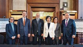 去年4月美國總統川普宣布對台課徵32%高關稅後，行政院副院長鄭麗君率領團隊多次赴美談判。（翻攝自X@howardlutnick）