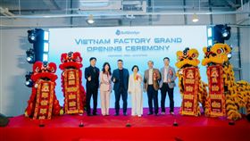 全球電⼦零組件領導廠商⾙爾威勒電⼦（7861）位於越南興安省的全新⽣產基地，於日前正式舉⾏開幕典禮。⾙爾威勒宣佈，該廠已於2025年第四季率先達成量產⽬標，未來的⽣產量能會與中國廠並駕⿑驅。（圖／⾙爾威勒）