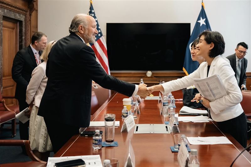 鄭麗君也透露此行的「爆肝行程」。（圖／翻攝自鄭麗君臉書）