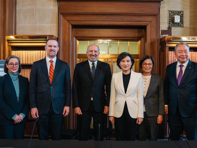 鄭麗君19日宣布台美經貿談判取得重大突破。（圖／翻攝自鄭麗君臉書）