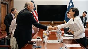 鄭麗君19日宣布台美經貿談判取得重大突破，成功爭取到「對等關稅15％」及半導體「最惠國待遇」。（圖／翻攝自鄭麗君臉書）