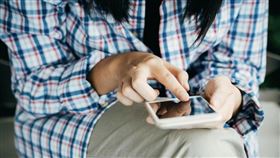 有網友手機接到銀行寄送e-mail通知有一筆近萬元消費，結果按「取消交易」遇詐，他公布詐騙手法呼籲大家提高警覺，圖為示意圖。（翻攝自Pexels圖庫）