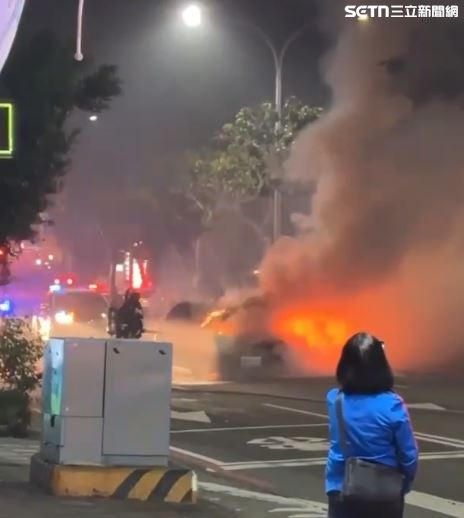 一輛BMW行經神岡區中山路時，車頭引擎室不明原因突然冒出濃煙，隨後竄出熊熊火舌，在黑夜中顯得怵目驚心。(圖/網友授權)