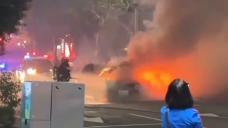 消防人員佈署水線進行灌救，火勢在短時間內即被控制並撲滅，不少附近民眾也拿起手機拍下火燒車的驚悚瞬間。(圖/網友授權)