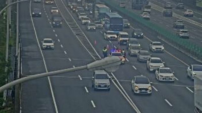 國道一號北向，60.3公里處，桃園市中壢路段，今天（20日）上午發生追撞事故， 現場回堵約5公里。（圖／翻攝自1968APP）