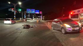 新北市淡水區昨天（20日）深夜發生一起死亡車禍，簡姓男子（25歲）騎車直行經過民權路與自強路口時，與一輛左轉小客車發生碰撞，簡姓騎士經送醫搶救不治。（圖／翻攝畫面）