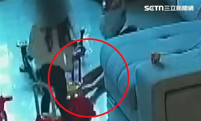 女童倒地雙腳抽搐昏迷。（圖／翻攝自Threads）