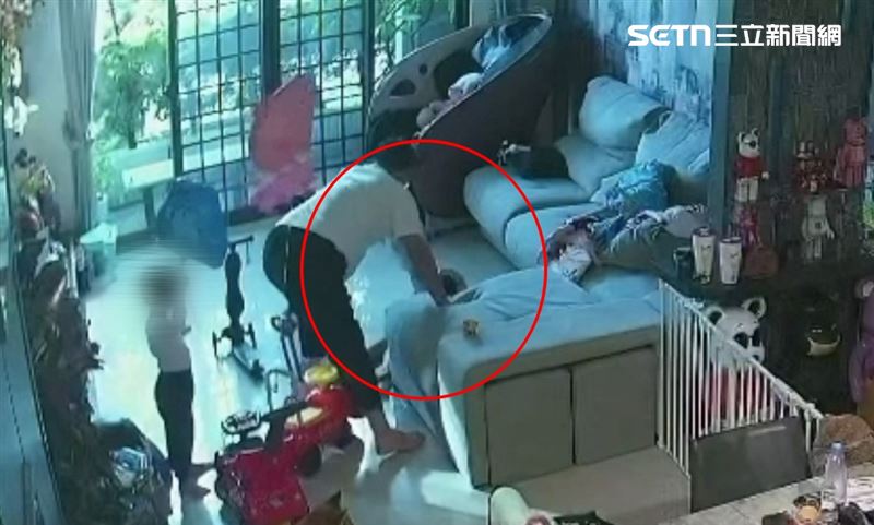 迷，父親上完廁所步出，起初以為只是女兒愛玩躺在地上，慢條斯理穿褲子，直到地板一灘尿確定出事了。（圖／翻攝自Threads）