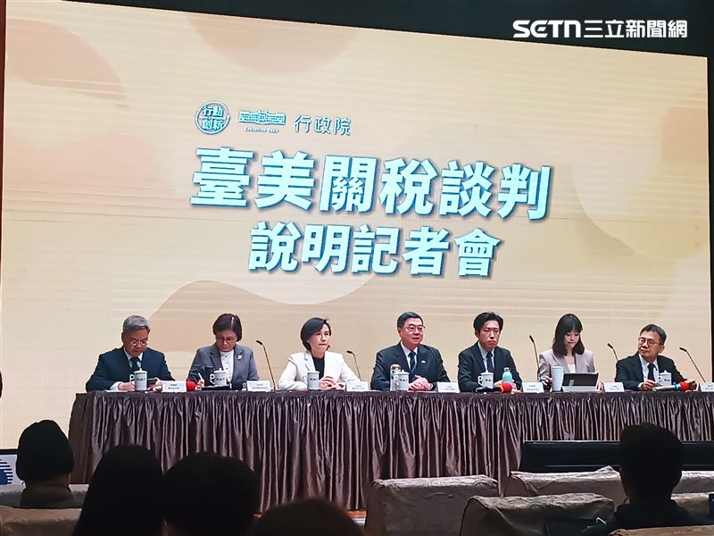 行政院長卓榮泰（圖中）出席台美關稅談判說明記者會。（圖／記者盧素梅攝影）