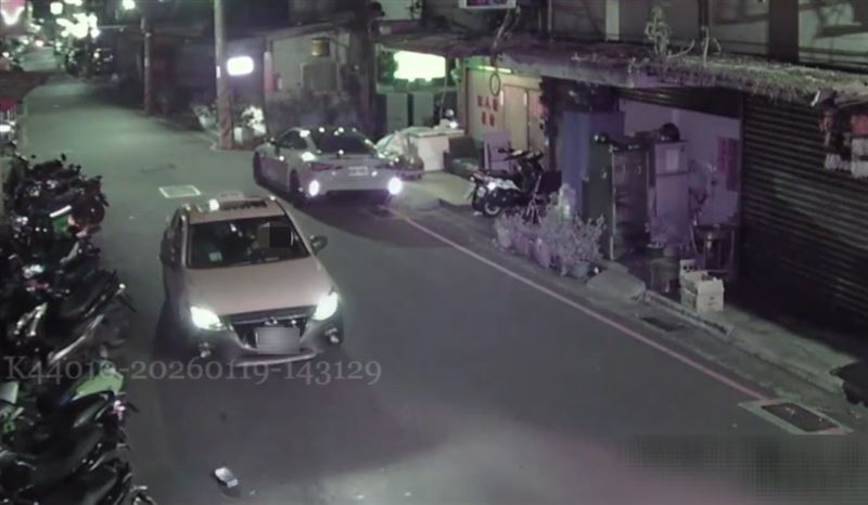 廖男疑因討要零用錢遭拒砍殺父母，逃亡身影曝光，搭乘計程車逃逸。（圖／翻攝畫面）