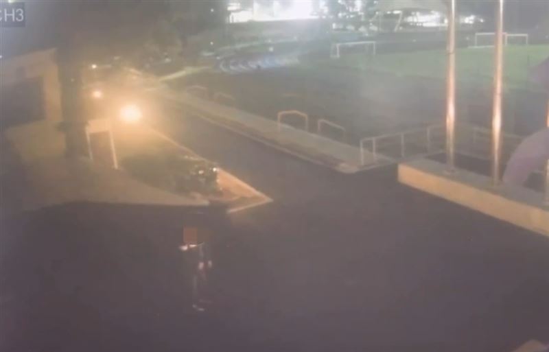 蘆洲廖男啃老，疑因討要零用錢遭拒砍殺父母，逃亡身影曝光。（圖／翻攝畫面）