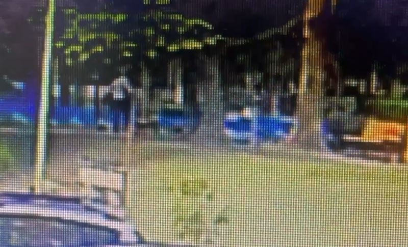 蘆洲廖男啃老，疑因討要零用錢遭拒砍殺父母，逃亡身影曝光。（圖／翻攝畫面）