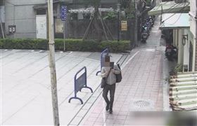 新北,蘆洲,啃老男,殺父母,逃逸,畫面。（圖／翻攝畫面）