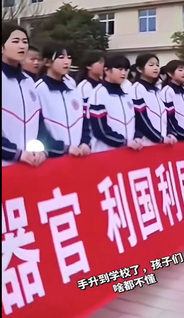 中國校園內近日異常推動「器官捐贈宣誓」及強制體檢。（圖／翻攝自X平台 @wanjunxie）