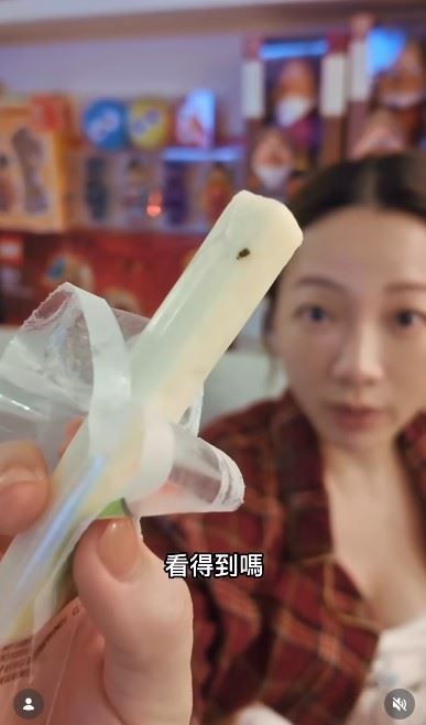 女星玉兔發現準備餵食給孩子的起司棒上有不明黑點，所幸3歲兒子還不會開包裝，她能在拆封時發現。（圖／翻攝自玉兔 鄭如吟臉書）