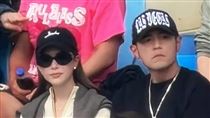 周杰倫昆凌觀眾席「來回摸腿」互動全被拍
