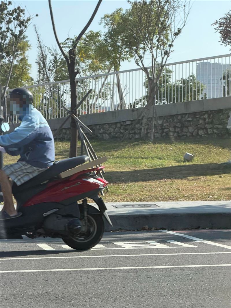 女網友在好市多目擊一名阿伯購買大披薩後，竟發揮創意將整盒披薩「夾」在機車坐墊與車身之間載運。（圖／翻攝自Threads @is___7）