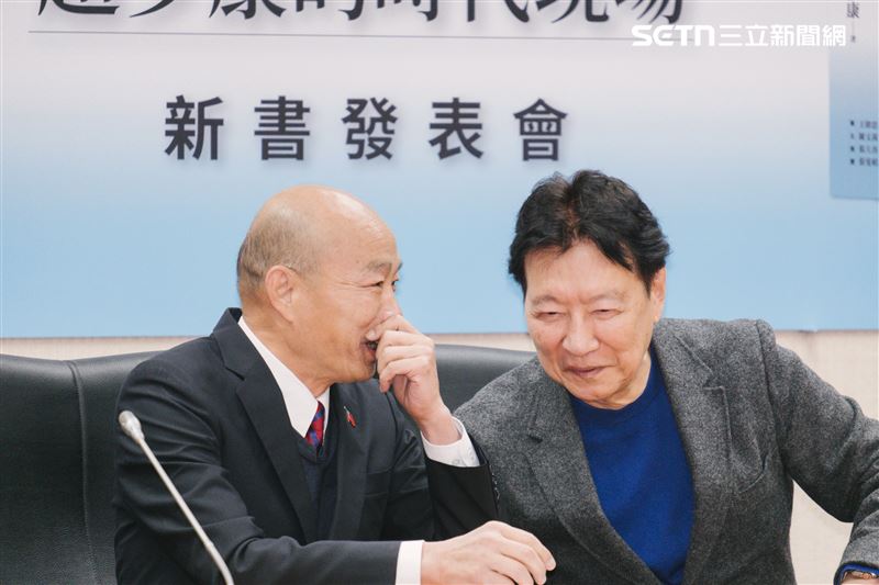 韓國瑜（左）出席趙少康（右）新書發表會。（圖／記者楊士誼攝影）