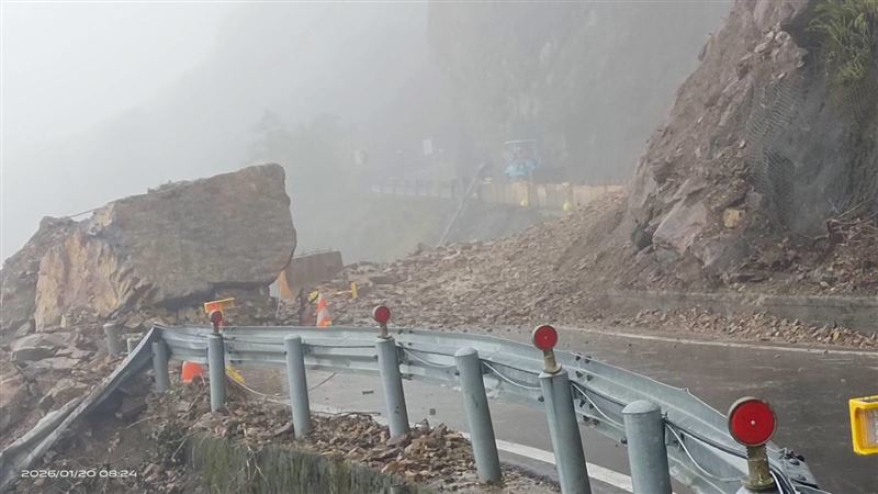 北橫公路台7線68.7公里處 (明池路段）上邊坡土石崩落。（圖／翻攝畫面）