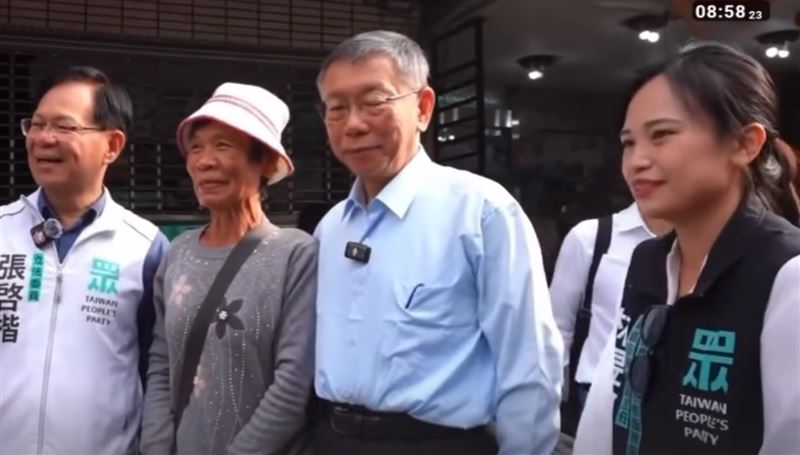 林昱孜身體往後退一步，可見力道不小，面露尷尬，影片被網友瘋傳。（圖／翻攝自柯文哲YT）