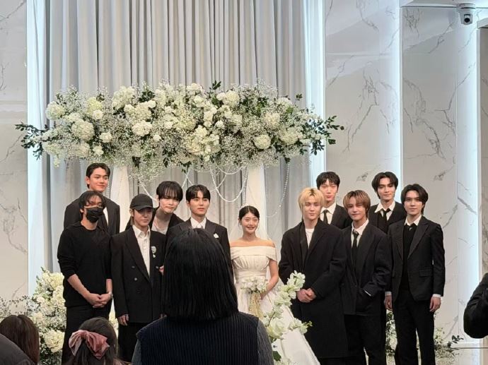 NCT前成員Lucas（上排左1）在經紀人婚禮上首度同框昔日成員。（圖／翻攝自微博）