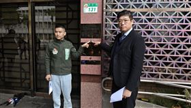 ▲北市議員參選人張銘祐與律師赴北檢，告發黃國昌涉犯違反國安法、洩密等罪。（圖／翻攝畫面）