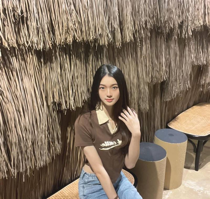 翁曼綾如今兼任兩女團，惹來粉絲不滿。（圖／翻攝自IG）