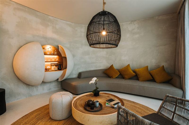 了了礁溪的「平原房」，感受到的是空間上的寬敞，更在落地窗前佈置了柔軟舒適的沙發座椅，讓旅客在此分享溫馨的假期時光。（圖／雲品國際提供）