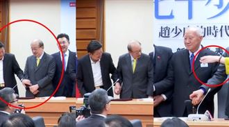 歷史鏡頭！柯建銘傅崐萁手牽手不到10秒