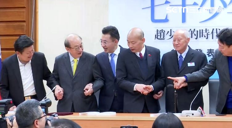 召傅崐萁主動牽起柯建銘的手，讓主持人王淺秋驚呼「哇！歷史鏡頭，難得兩個可以牽手啊！」（圖／翻攝畫面）