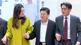 趙少康新書法表會上，傅崐萁後來到鄭麗文與黃國昌中間三人手牽手合影。（圖／翻攝畫面）