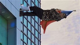 湯普森在《週六夜現場》抱著中華民國國旗，製造效果。（圖／翻攝自Saturday Night Live YT）