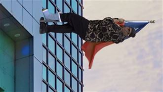 湯普森在《週六夜現場》抱著中華民國國旗，製造效果。（圖／翻攝自Saturday Night Live YT）