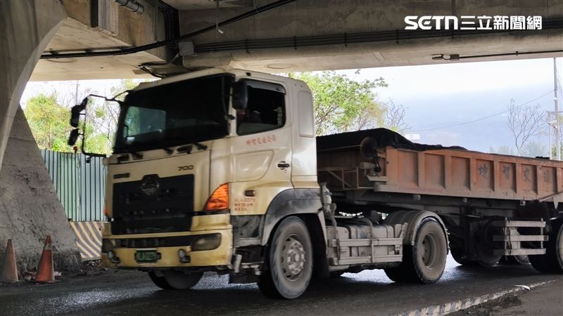 吳國寶呼籲國土署盡速與農業部協調修正填土條款，強調土石資源不應全被視為垃圾，應強化資源循環再利用。（圖／記者陳韋帆攝影）