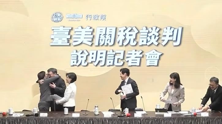 行政院政務委員楊珍妮會後與行政院長卓榮泰擁抱。（圖／翻攝畫面）