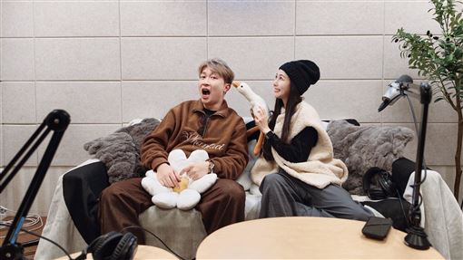 Albee新節目首集開撩！直球對決張立東