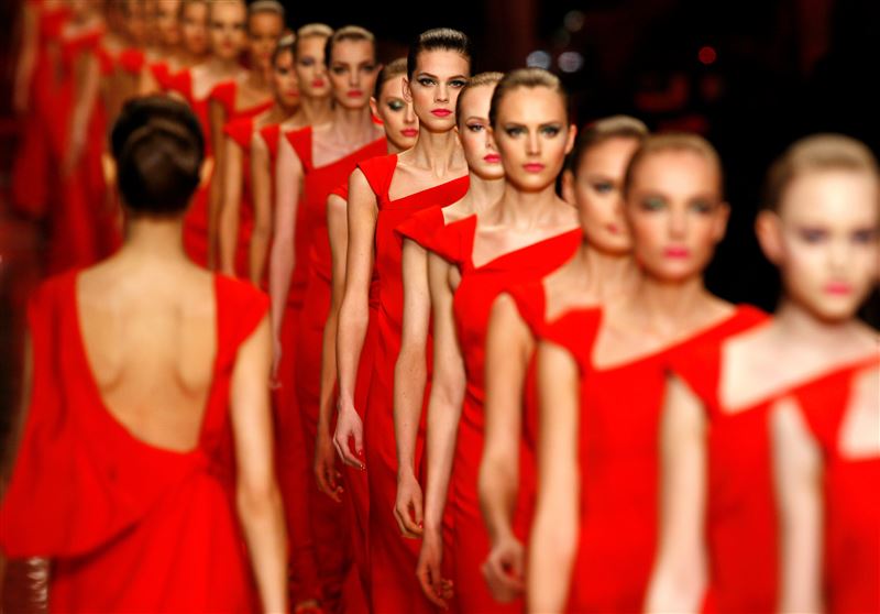 「范倫鐵諾紅」風靡全球。（圖／美聯社／達志影像）