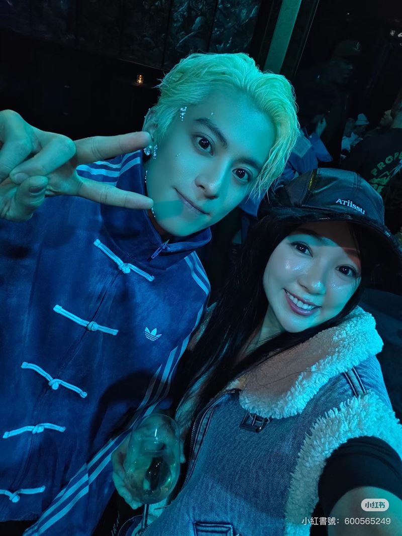 丫頭（右）在社群平台曬出與王鶴棣（左）的驚喜合照，網友紛紛直呼「夢幻聯動」。（圖／翻攝自Threads）