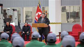 金正恩在一座工廠竣工儀式上，不滿負責工程的副總理楊勝虎的表現，罕見當場炒他魷魚。（圖／翻攝畫面）