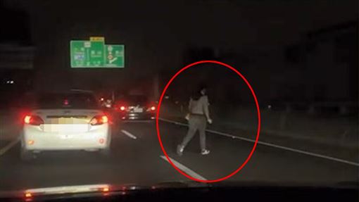 女子下車後並未查看來車，便逕自走向路肩。（圖／翻攝記者爆料網）