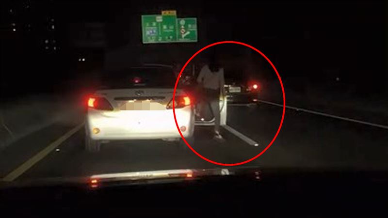 有女子忽然從自小客下車走人，讓後方的駕駛全傻眼。（圖／翻攝記者爆料網）
