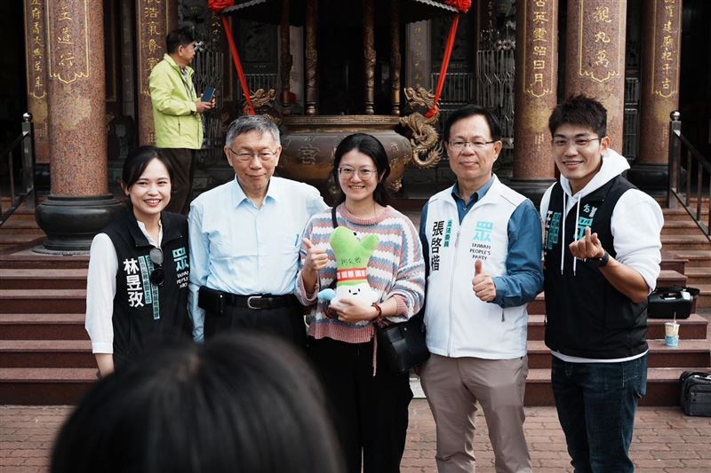 黃帝穎律師表示，張啓楷（右二）法盲瞎挺共諜主播大翻車，柯文哲衰被張啓楷比擬共諜案。（圖／翻攝自張啓凱臉書）