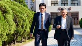 卓冠廷分析，「柯文哲路線」vs「黃國昌路線」正在對抗。（圖／翻攝自柯文哲臉書）