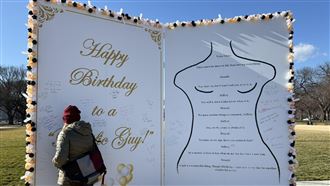 川普2.0一週年前夕　廣場驚見巨型生日卡