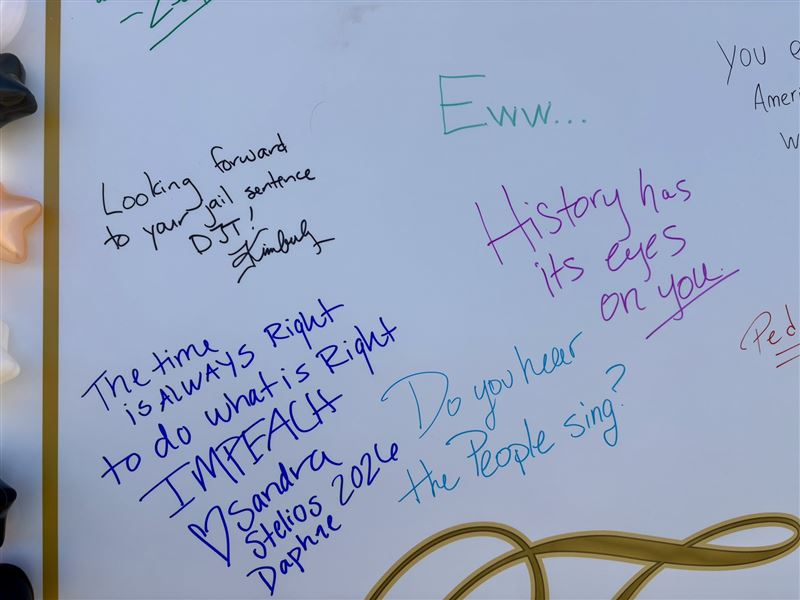 許多民眾在生日卡上留下針對川普的負面言論。（圖／翻攝自X平台 @joeflood）