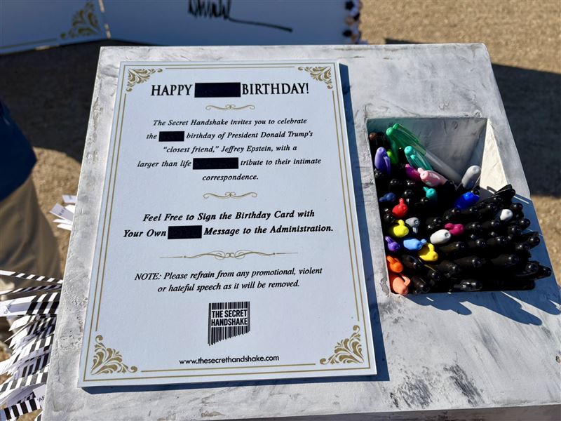 在生日卡前有許多筆供民眾使用。（圖／翻攝自X平台 @joeflood）